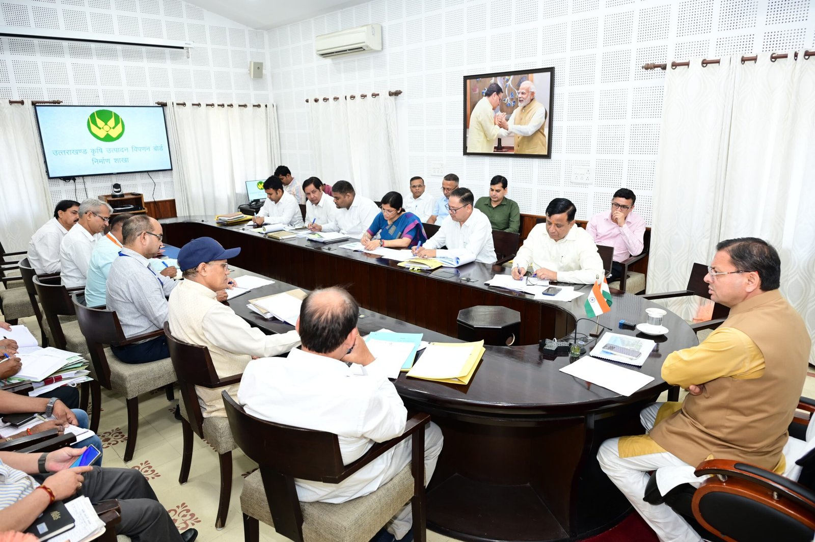 किसानों की आय बढ़ाने, जैविक खेती, वैज्ञानिक तकनीक और विपणन व्यवस्था को मजबूत करने के लिए तीन वर्षीय कार्ययोजना बनाने के मुख्यमंत्री ने दिये निर्देश