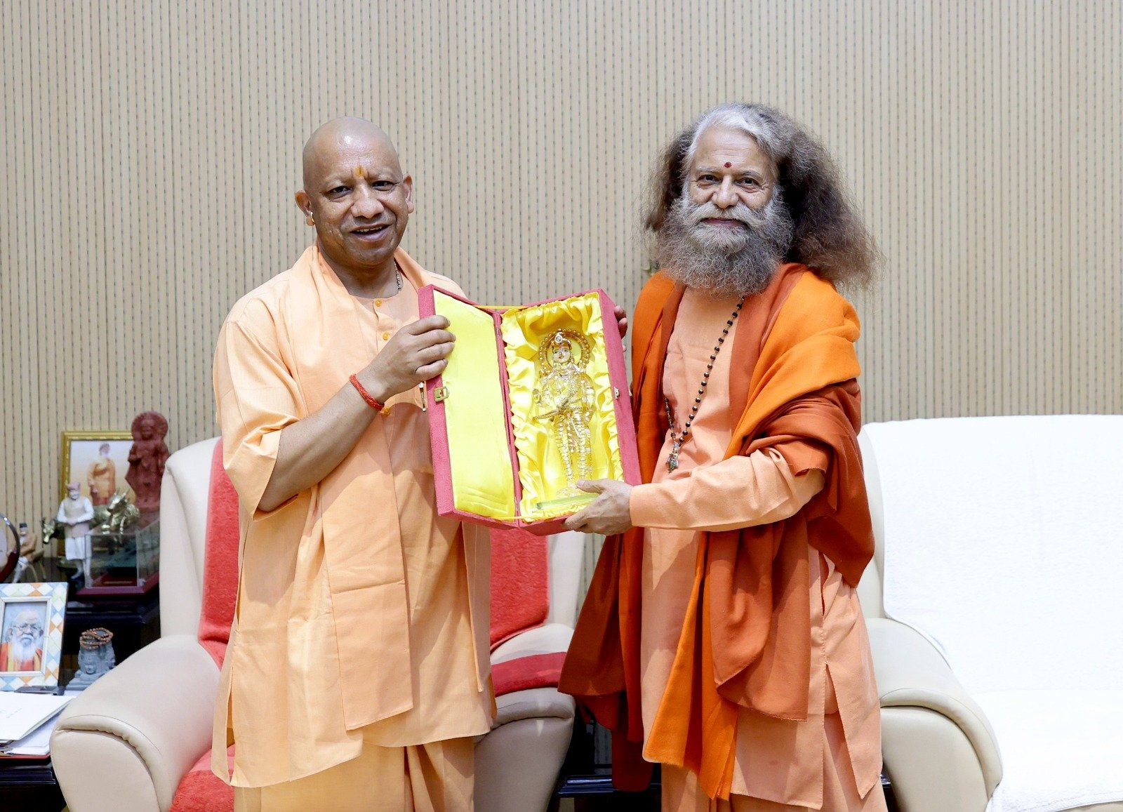 माननीय मुख्यमंत्री, उत्तर प्रदेश, श्री योगी आदित्यनाथ जी और परमार्थ निकेतन के अध्यक्ष स्वामी चिदानन्द सरस्वती जी की लखनऊ में हुई दिव्य भेंटवार्ता