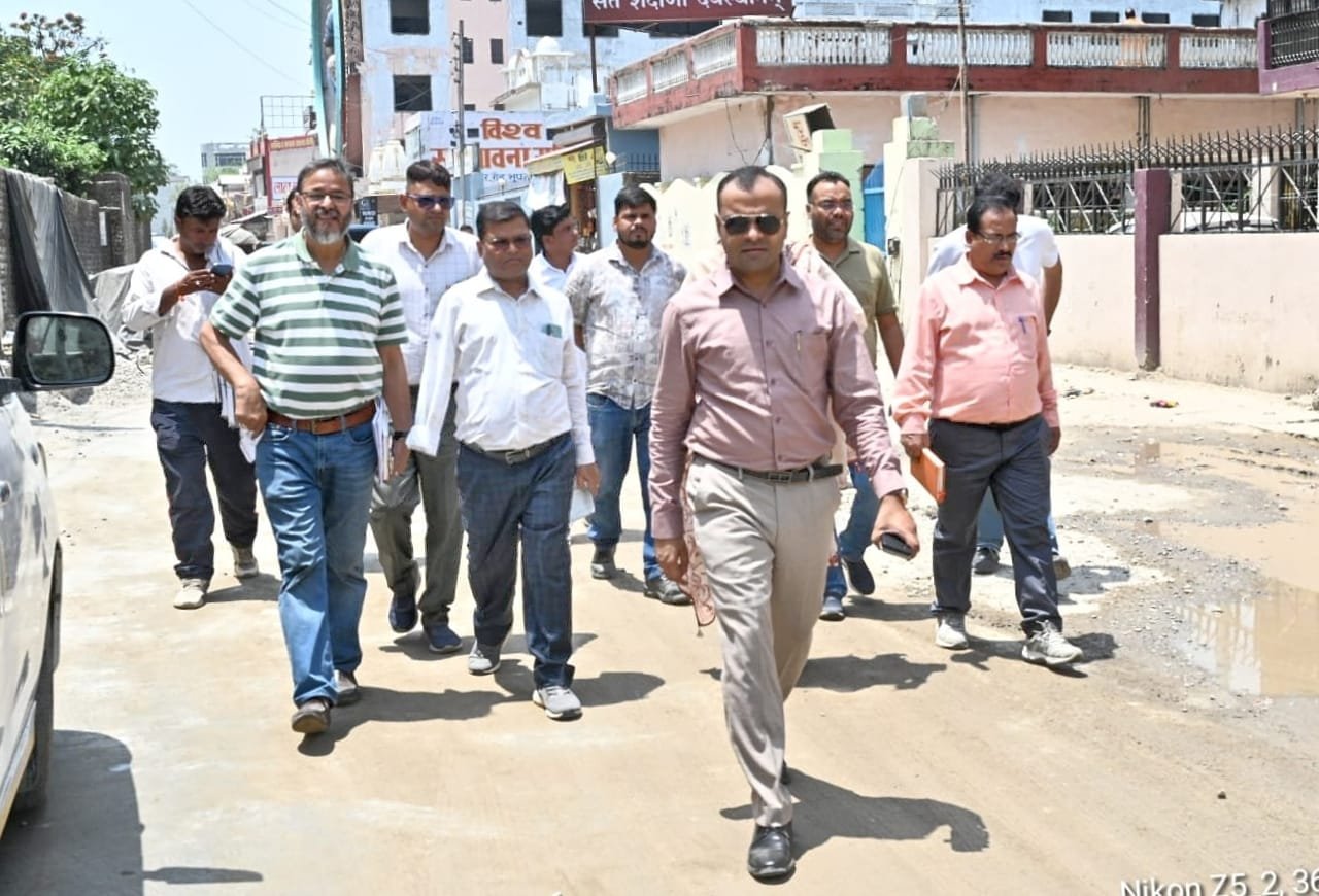 पुराने आरटीओ चौक एवं भारत माता मंदिर मार्ग क्षेत्रांतर्गत सिवरेज कार्य हेतु चल रहे निर्माण कार्यों का जिलाधिकारी मयूर दीक्षित ने किया स्थलीय निरीक्षण
