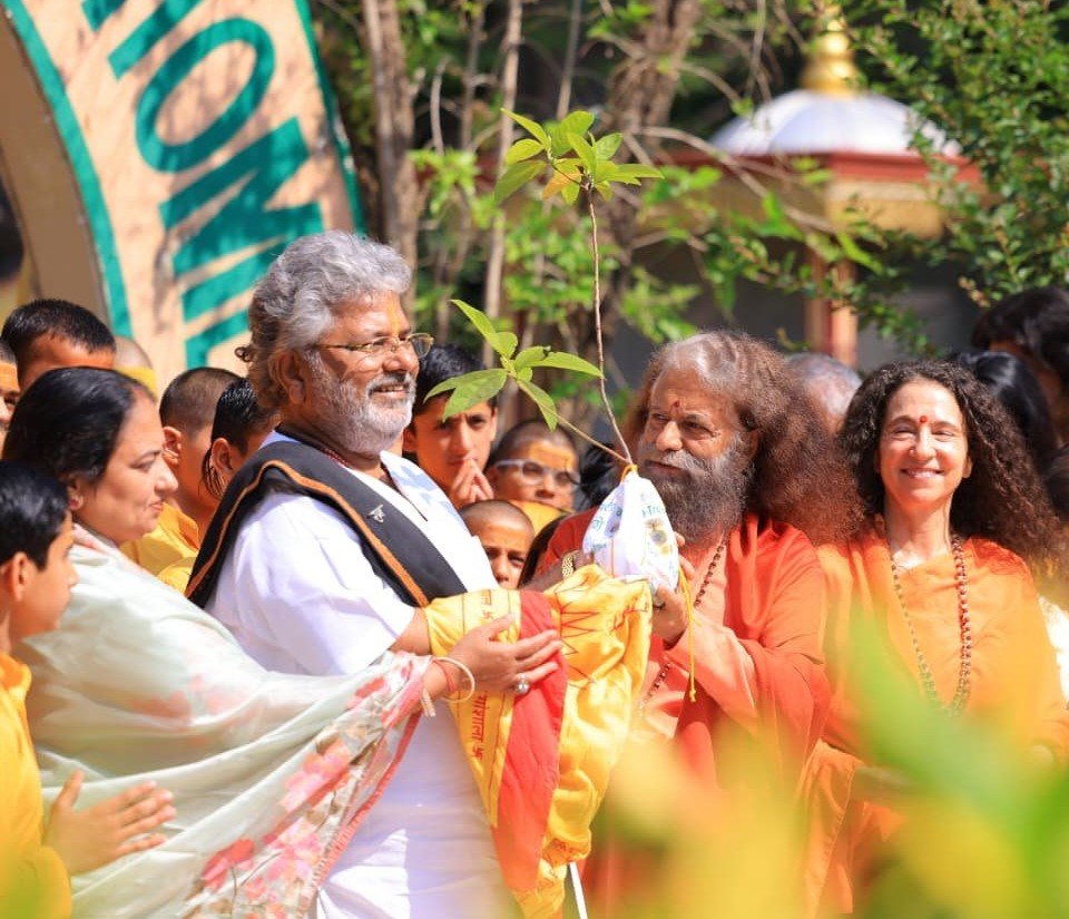 परमार्थ निकेतन में आयोजित पर्यावरण समर्पित मासिक श्रीराम कथा में पूज्य स्वामी जी ने पौधा रोपण का संरक्षण का कराया संकल्प