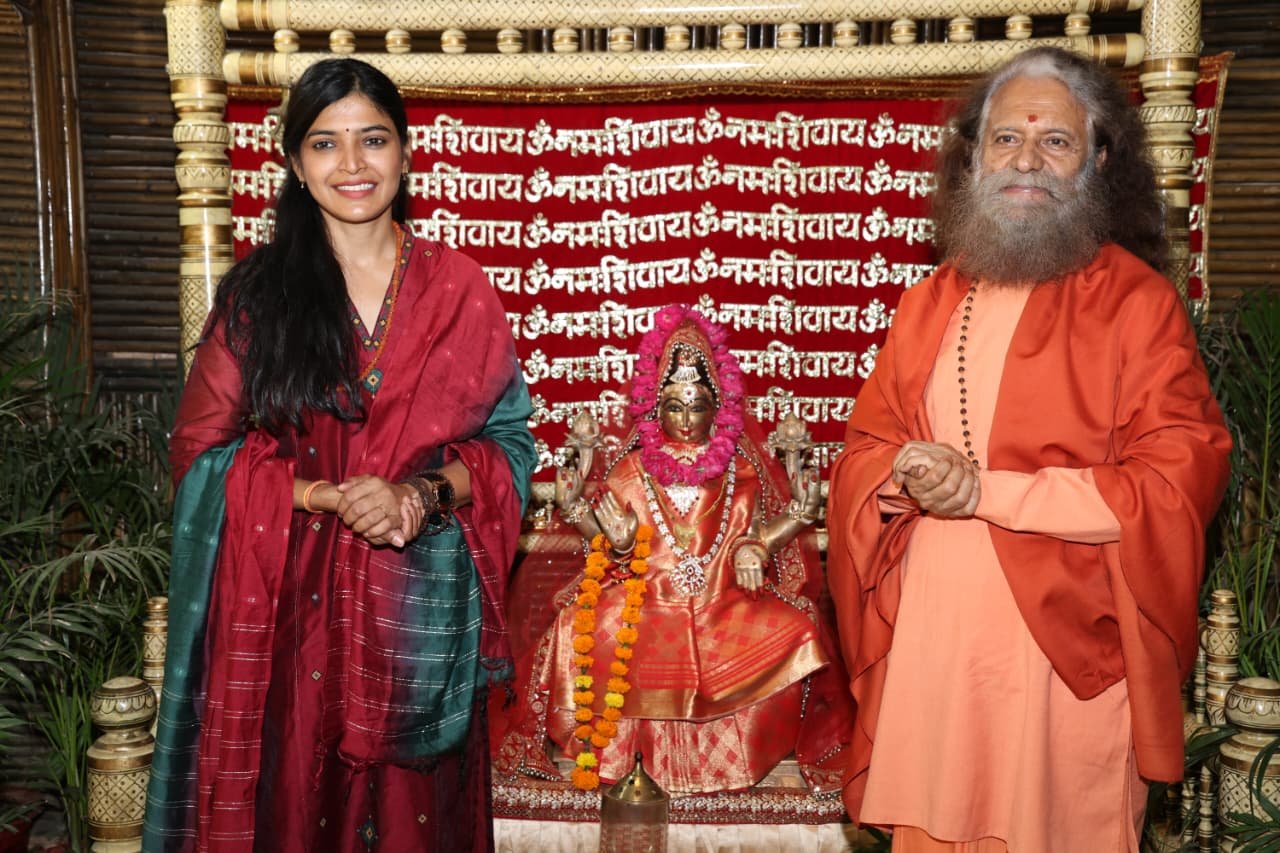 कन्नड़ एवं तमिल फिल्म जगत की अभिनेत्री संचिता शेट्टी आयी परमार्थ निकेतन पूज्य स्वामी जी का आशीर्वाद एवं मार्गदर्शन प्राप्त किया