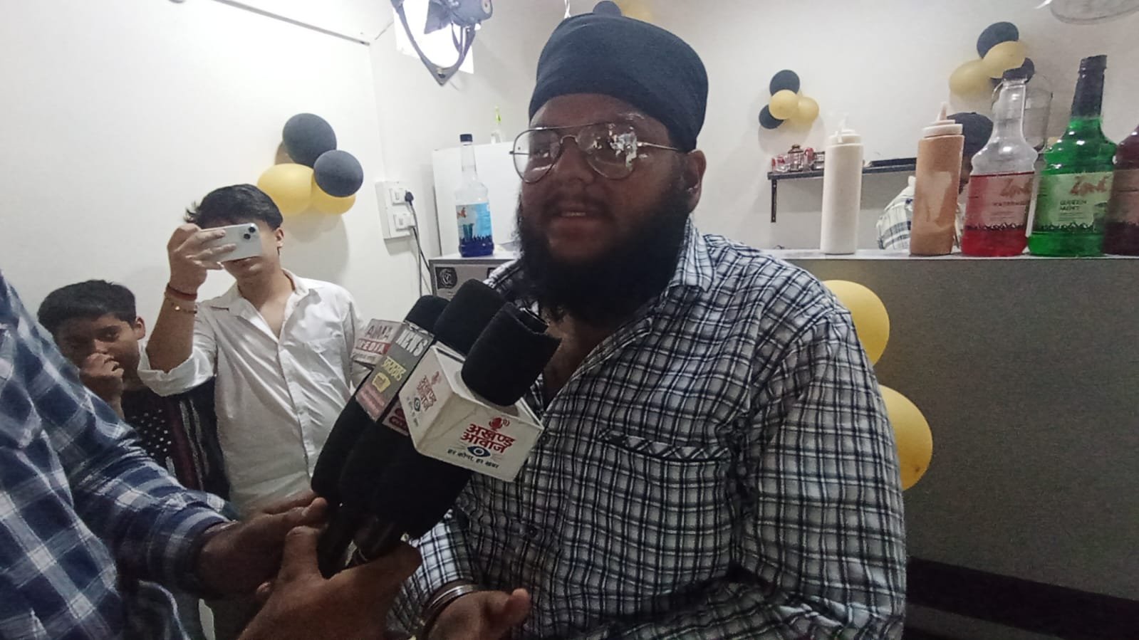 कनखल स्थित पी.एन.बी बैंक के पास एक नए कैफे का भव्य शुभारम्भ