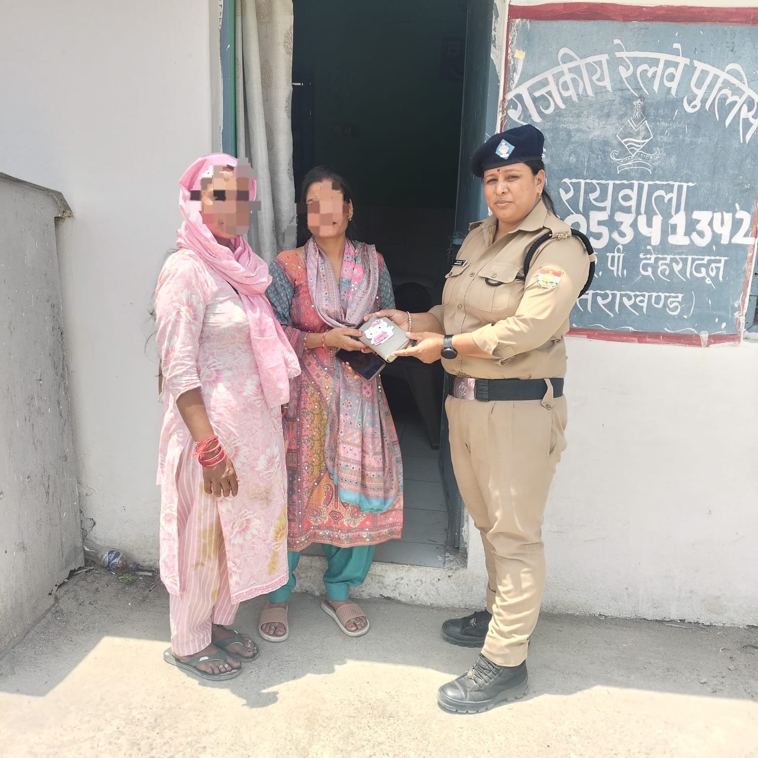 जीआरपी पुलिस द्वारा खोया हुआ हैंड पर्स सकुशल महिला को लौटाया गया