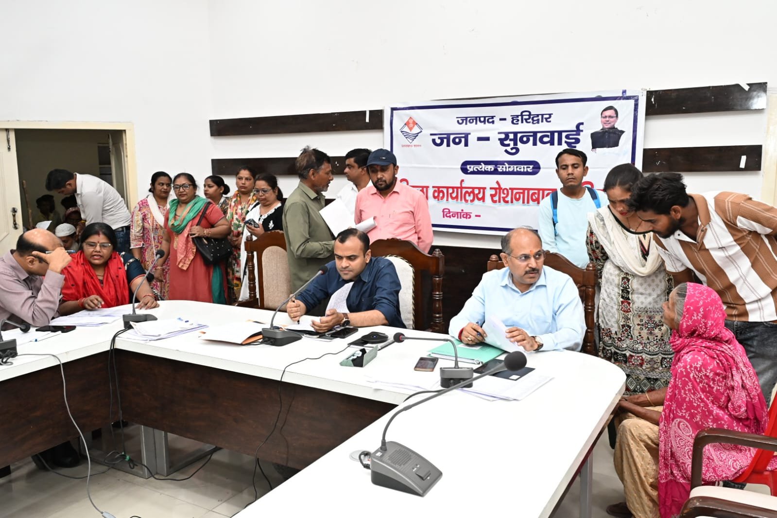 जनपद वासियों की समस्याओं को त्वरित निस्तारण के उदेश्य से जिलाधिकारी मयूर दीक्षित की अध्यक्षता में प्रत्येक सोमवार को आयोजित किया जा रहा है जन सुनवाई कार्यक्रम