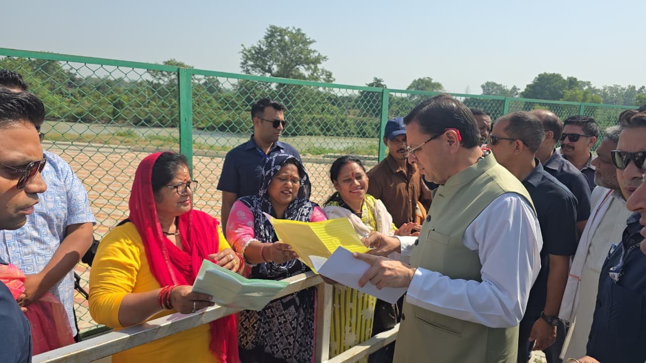 माननीय मुख्यमंत्री पुष्कर सिंह धामी ने लोहियाहेड हेलीपैड पर जनता व जनप्रतिनिधियों से मुलाकात कर जनसमस्याएं सुनी