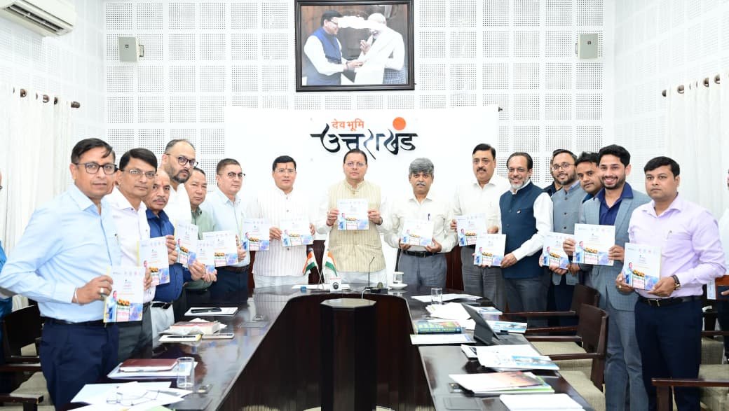 मुख्यमंत्री श्री पुष्कर सिंह धामी ने ‘सौर जागरूकता स्मारिका पुस्तिका’ का किया विमोचन