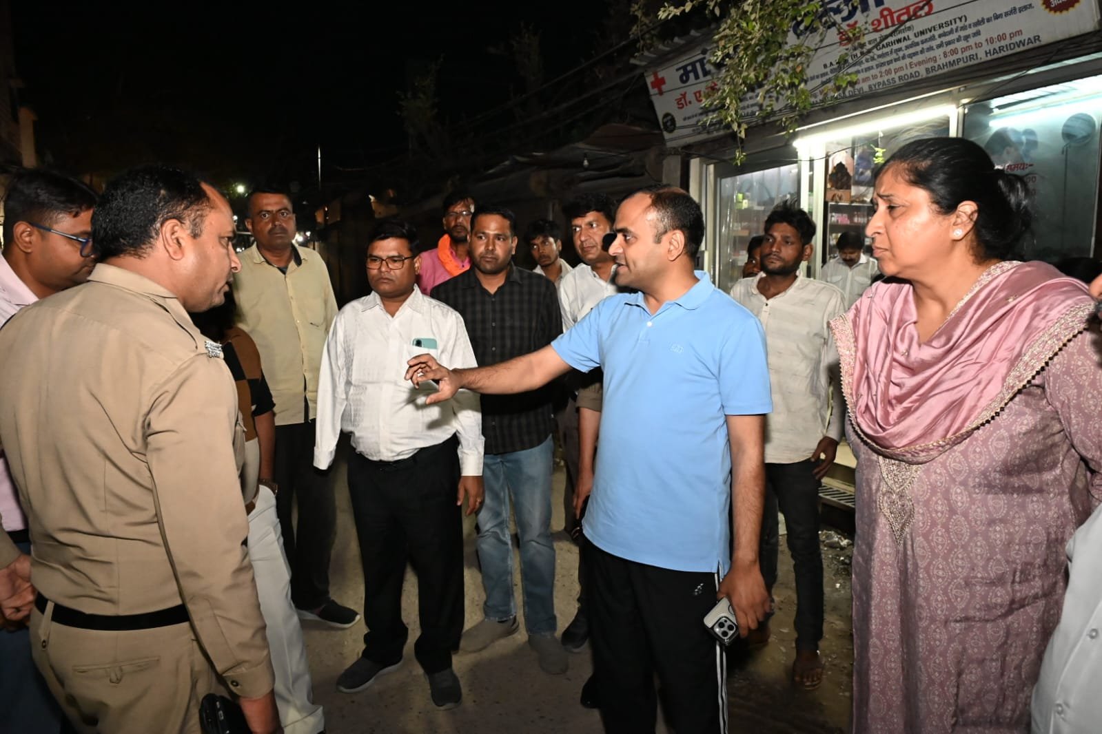 अपर रोड पर चल रहे सीवरेज के निर्माण कार्यों एव ब्रह्मपुरी पर सड़क मरम्मत कार्योंकी रफ्तार परखने देर रात्रि को कार्य स्थल का निरीक्षक करने पहुंचे जिलाधिकारी मयूर दीक्षित