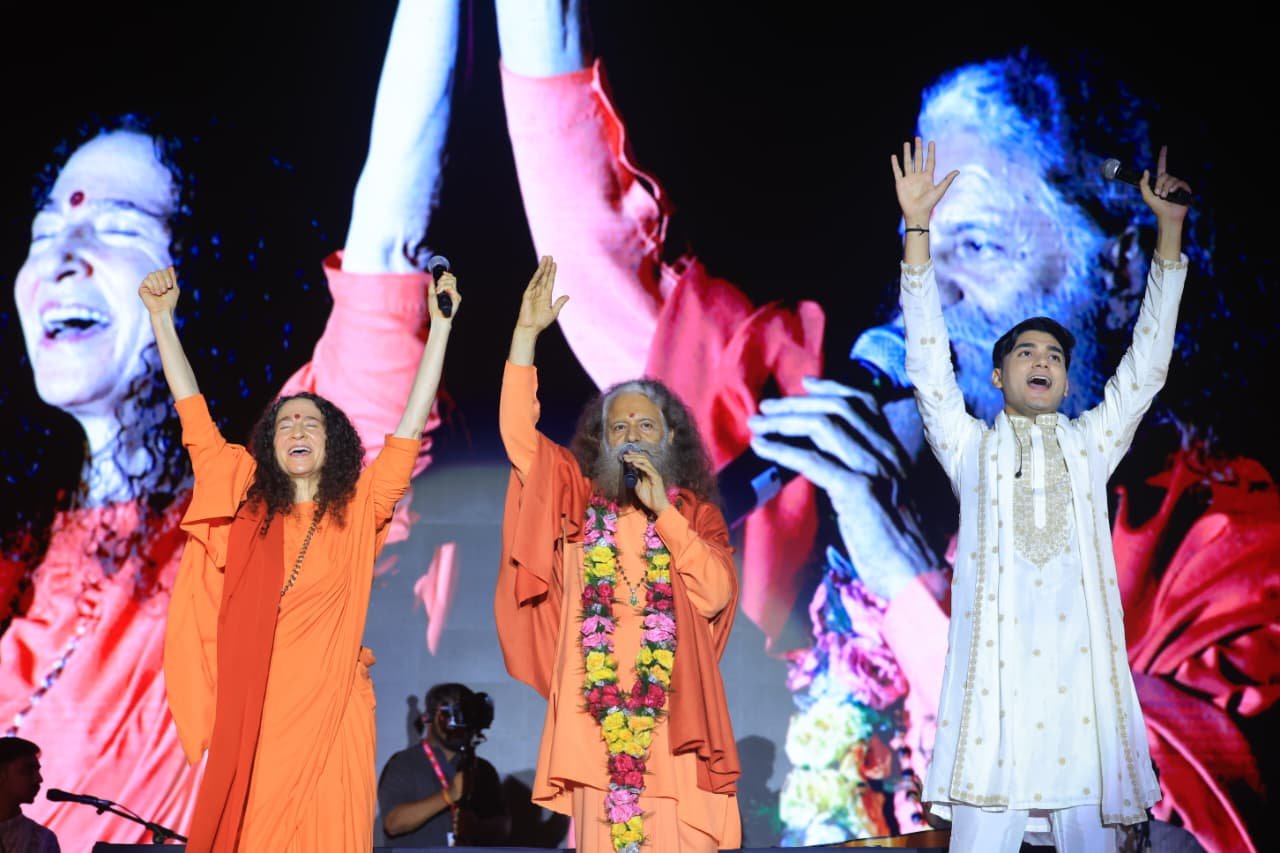 परम पूज्य स्वामी चिदानन्द सरस्वती जी और पूज्य साध्वी भगवती सरस्वती जी का पावन सान्निध्य, आशीर्वाद और मार्गदर्शन