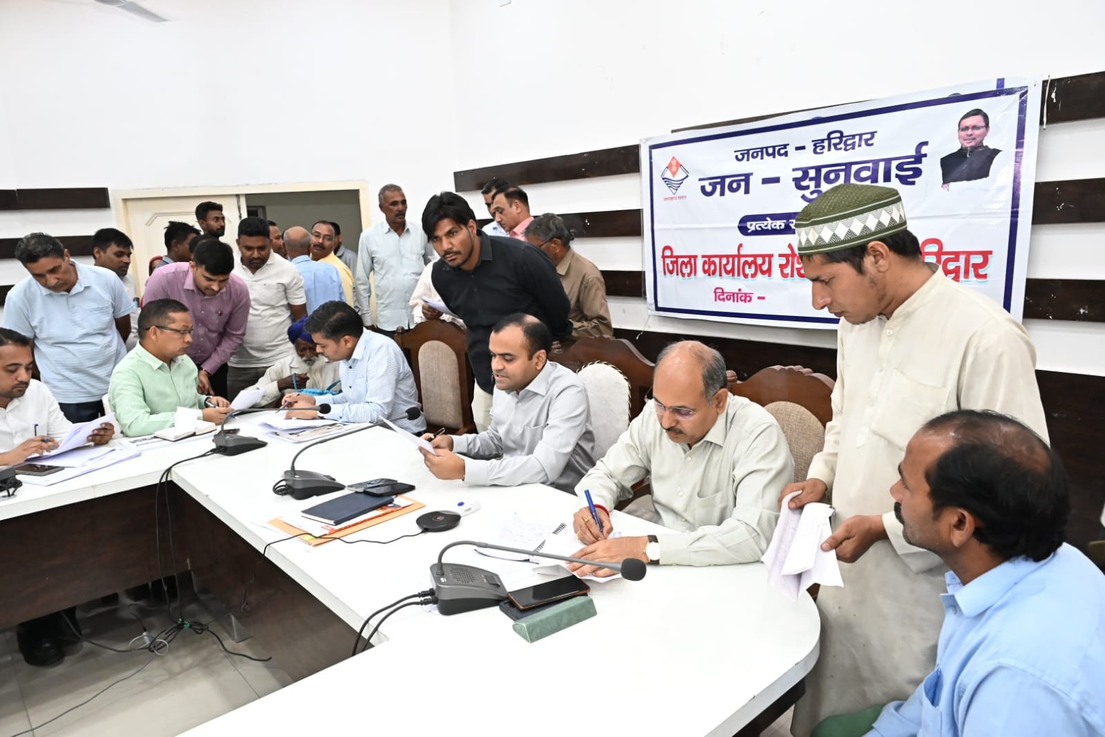 जनसुनवाई कार्यक्रम में विभिन्न विभागों से संबंधित 65 समस्याएं/ शिकायतें दर्ज की गई जिसमें मौके पर 32 समस्याओं का किया गया निस्तारण तथा शेष शिकायतों को संबंधित अधिकारियों को त्वरित निराकरण हेतु किया गया प्रेषित