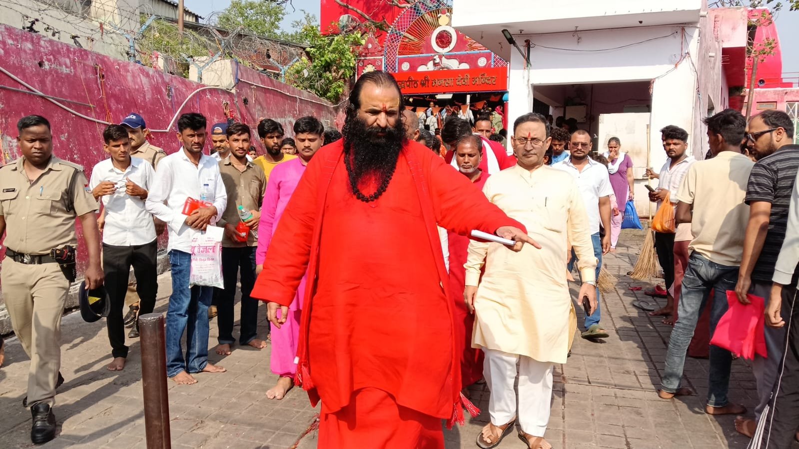 मनसा देवी मंदिर ट्रस्ट के अध्यक्ष डॉo रविंद्र पुरी महाराज ने मनसा देवी मंदिर परिसर का औचक निरीक्षण कर व्यवस्थाओं का जायजा लिया