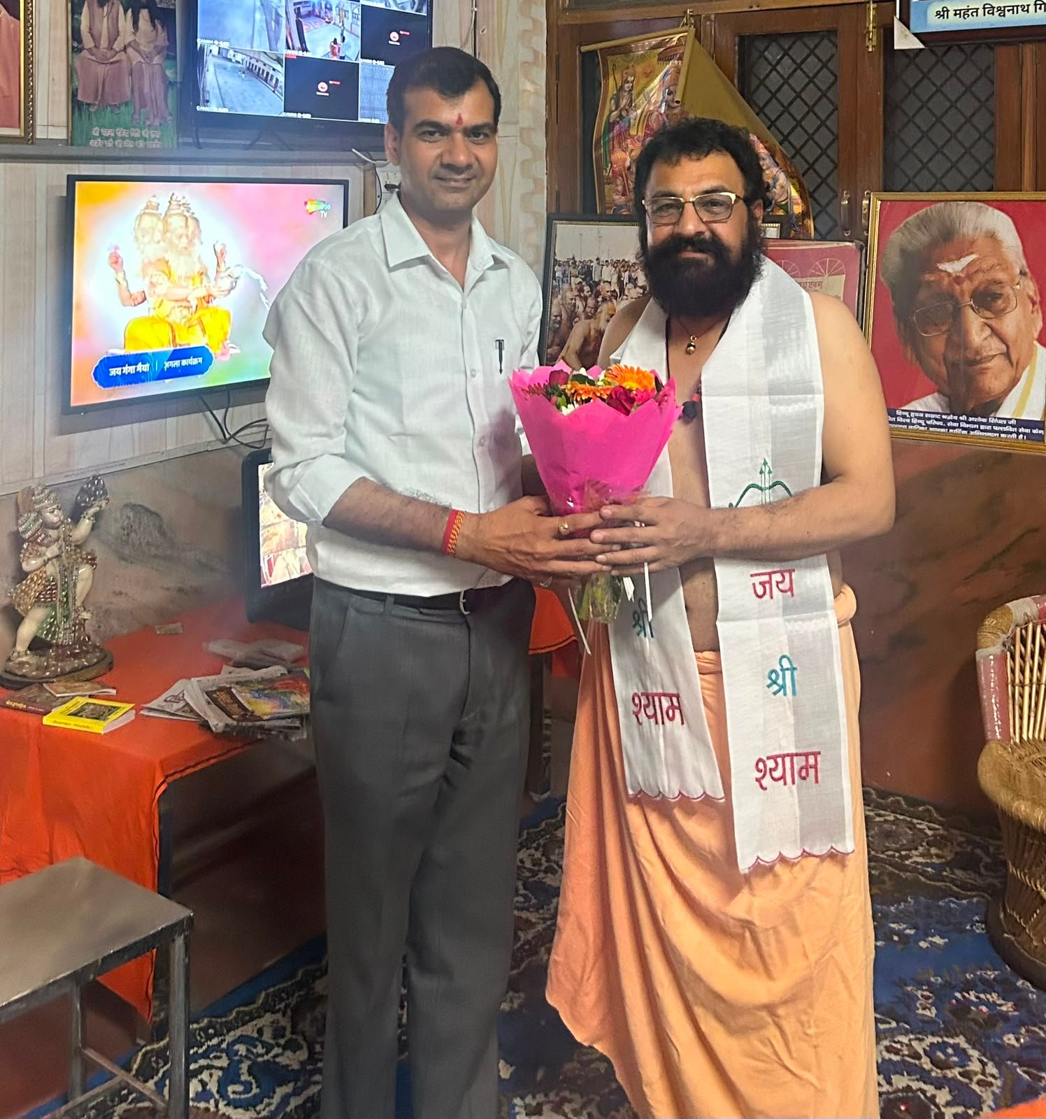 राष्ट्रीय व्यापार मंडल के प्रदेश अध्यक्ष भाजपा जिला महामंत्री संजीव चौधरी ने कनखल महानिर्वाणी अखाड़े पहुँच कर नवनियुक्त अखाड़ा परिषद अध्यक्ष महंत रविन्द्रपुरी जी का पटका पहनाकर व पुष्पगुच्छ भेंट कर स्वागत किया 