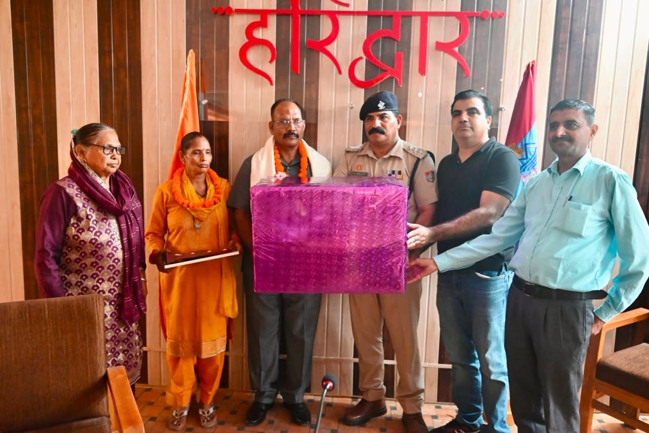 सेवानिवृत्त कर्मी के सम्मान में शानदार विदाई कार्यक्रम आयोजित