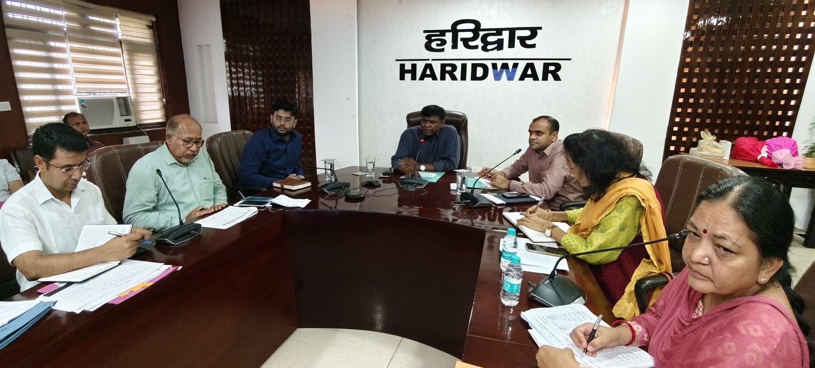 पात्र लाभार्थियों तक हर योजना का लाभ पहुंचे, अधिकारी करें समन्वय से कार्य: वीके संत