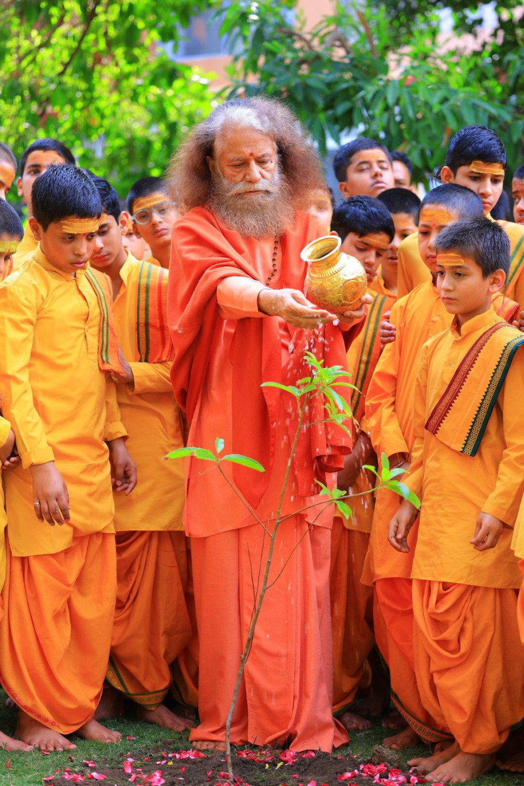मानसून की पहली वर्षा के पावन अवसर पर पूज्य स्वामी चिदानन्द सरस्वती जी एवं ऋषिकुमारों ने किया पौधारोपण