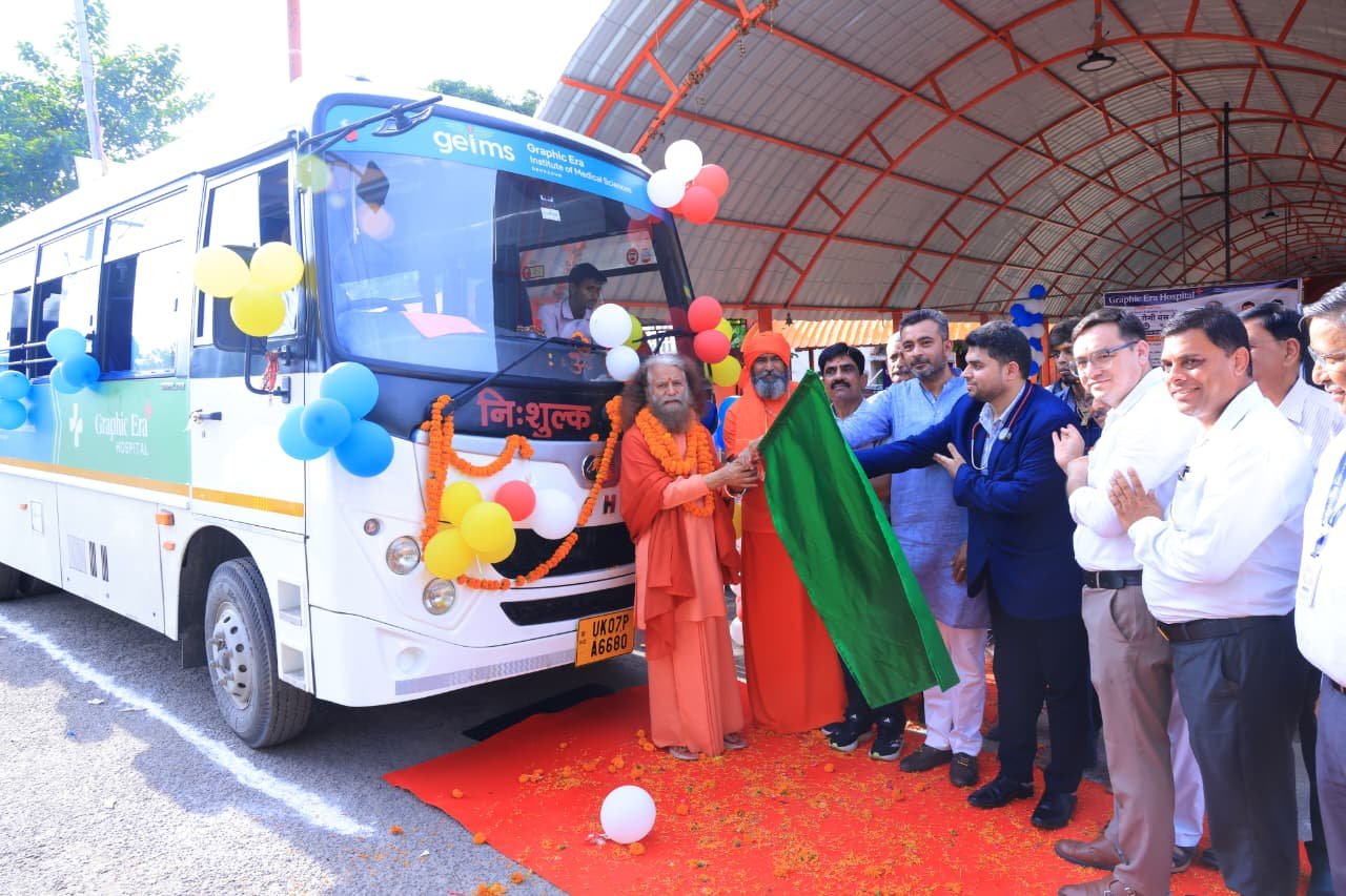 परमार्थ पीठाधीश्वर, पूज्य स्वामी चिदानन्द सरस्वती जी के पावन सान्निध्य में हुआ निःशुल्क रोगी बस सेवा का शुभारम्भ