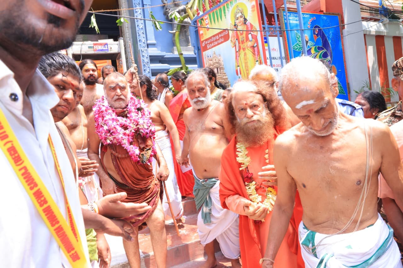 चतुर्थ कुम्भाभिषेकम् के पावन अवसर पूज्य जगद्गुरु शंकराचार्य श्री विजयेंद्र सरस्वती जी महाराज एवं पूज्य स्वामी चिदानन्द सरस्वती जी की दिव्य भेंट