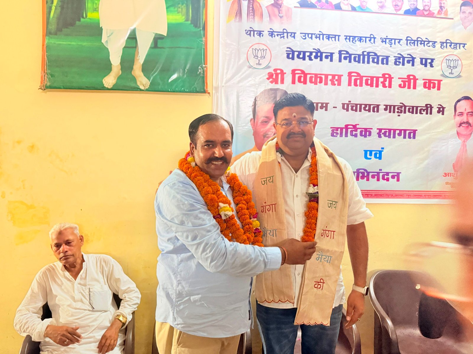 भाजपा जिला उपाध्यक्ष आशु चौधरी ने नवनिर्वाचित चेयरमैन विकास तिवारी का स्वागत किया