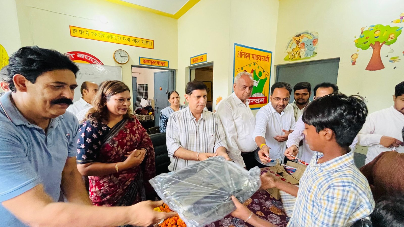 कैबिनेट मंत्री प्रदीप बत्रा ने विद्यार्थियों को स्कूल बैग एवं पाठ्य सामग्री वितरित की