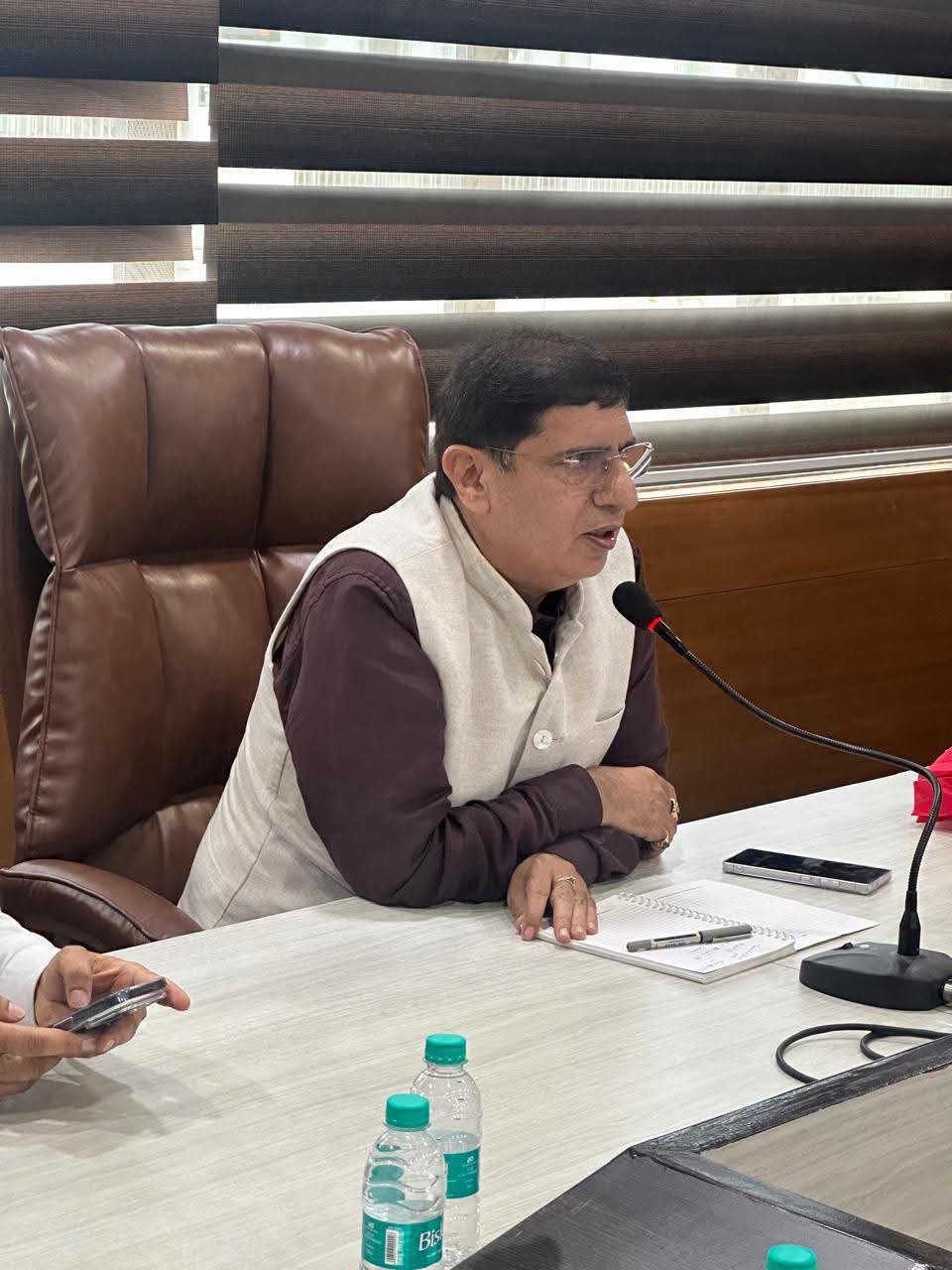 गुजरात की डिजिटल परिवहन सेवाओं, यात्री सुविधाओं, संचालन प्रणाली तथा तकनीकी नवाचारों पर विस्तार से चर्चा