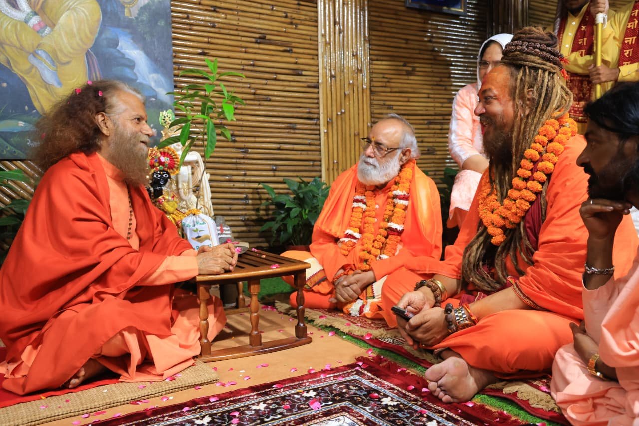 परमार्थ निकेतन पधारें पूज्य संत ब्रह्मऋषि श्री कुमार स्वामी जी, महंत श्री भूपेंद्र गिरि जी, निरंजनी अखाड़ा, श्री निरंजन स्वामी जी, नेपाल की धरती से आये स्वामी आनंद अरूण जी, एवं अन्य संतों ने भी युवाओं के लिये दिये प्रेरक संदेश