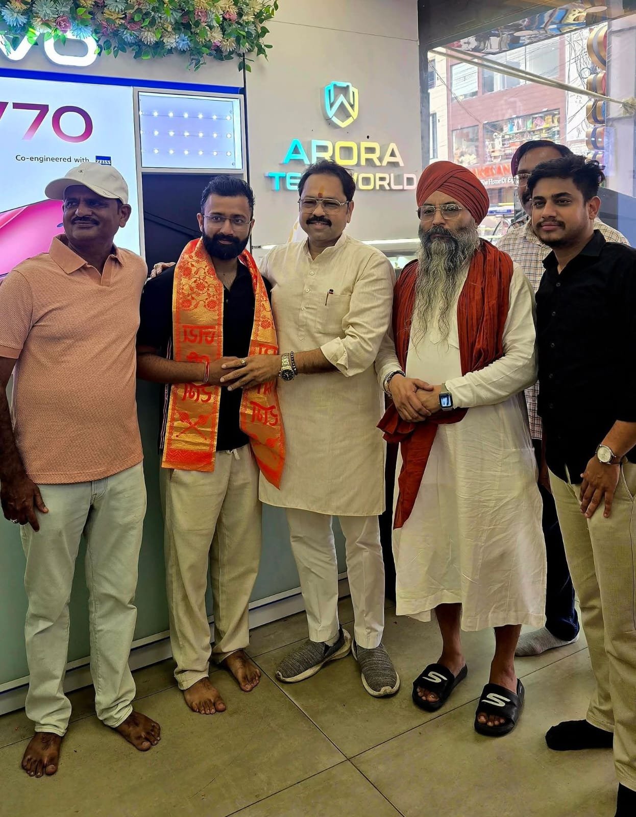 उद्घाटन अवसर पर महंत जगजीत सिंह महाराज जी, विशाल गर्ग जी, जतिन अरोड़ा जी, संदीप अरोड़ा जी मौजूद रहे 
