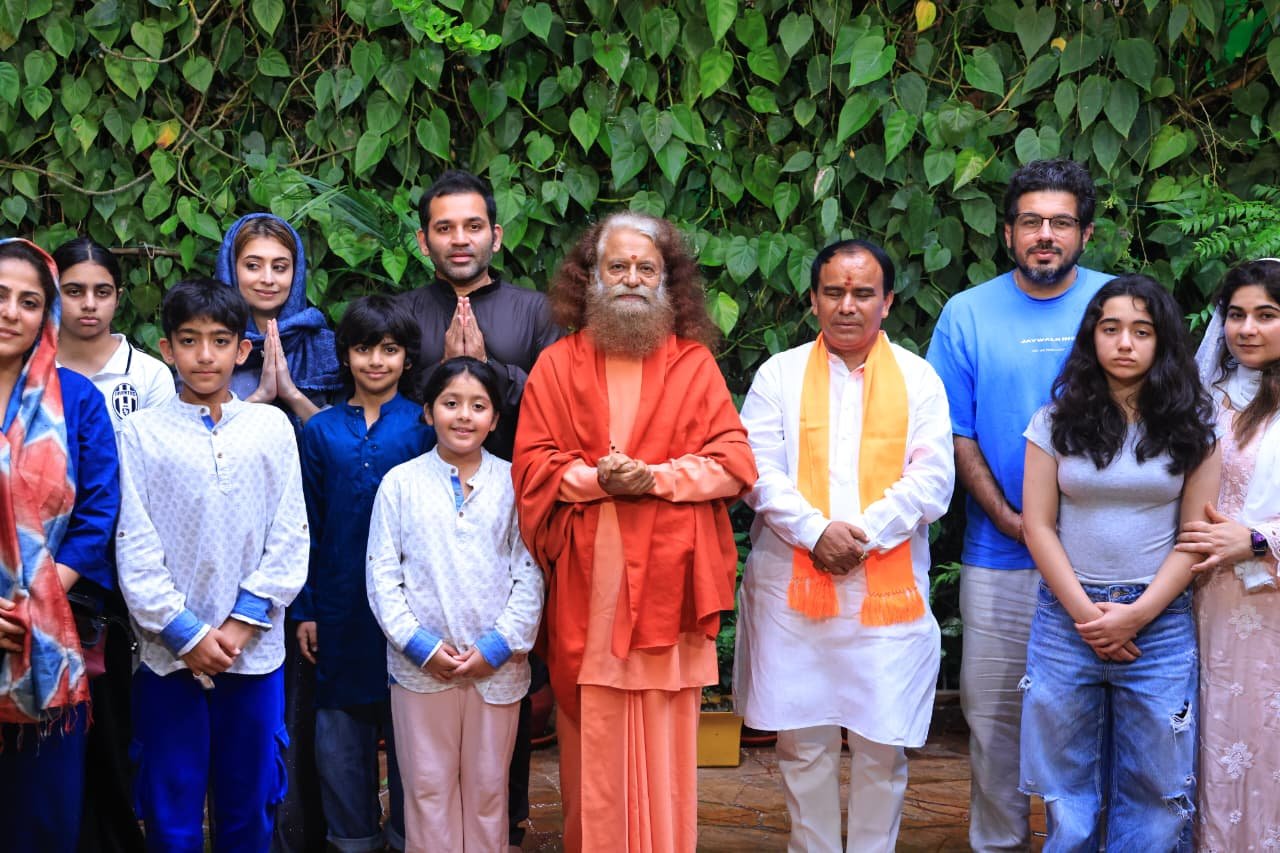 पूज्य स्वामी चिदानन्द सरस्वती जी और डॉ. धन सिंह रावत जी के मध्य सार्थक संवाद