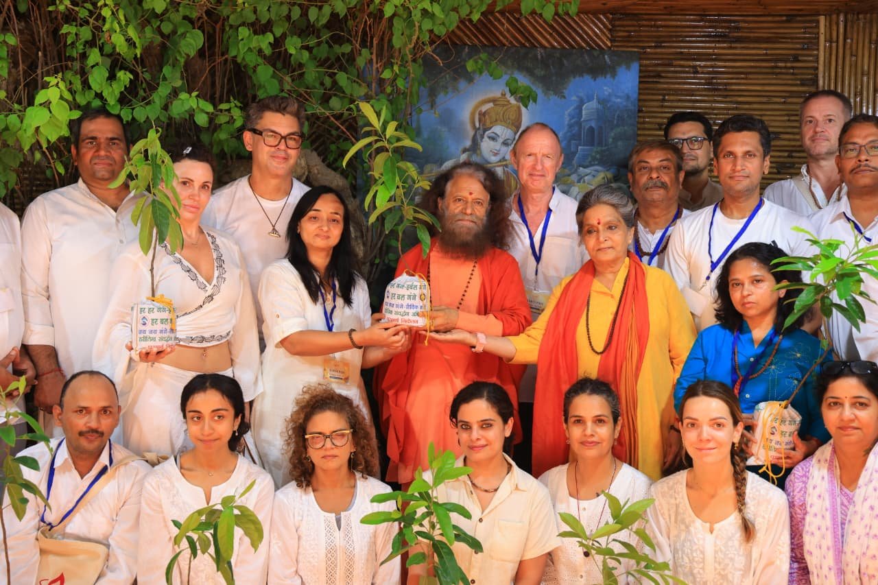 परमार्थ पीठाधीश्वर पूज्य स्वामी चिदानन्द सरस्वती जी महाराज का पावन आशीर्वाद प्राप्त कर साधकों ने लिया पर्यावरण संरक्षण का संकल्प