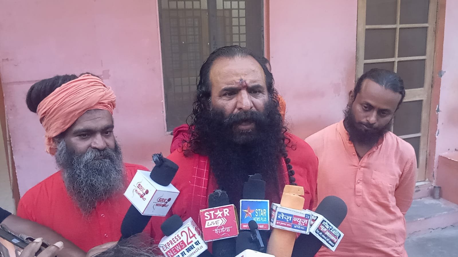 धर्मगुरु हमें सनातन से जोड़ते हुए हमारे जीवन को सफल करने की और ले जाते है : श्री महंत रवींद्र पुरी महाराज