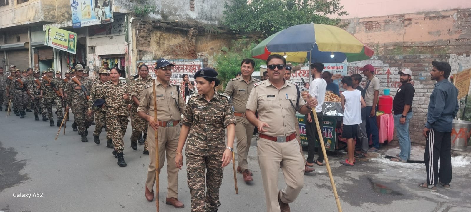 कांवड मेला के दृष्टिगत पैरामिलिट्री फोर्स/ पीएसी के साथ कनखल क्षेत्र में निकाला गया एरिया डोमिनेशन /फ्लैग मार्च