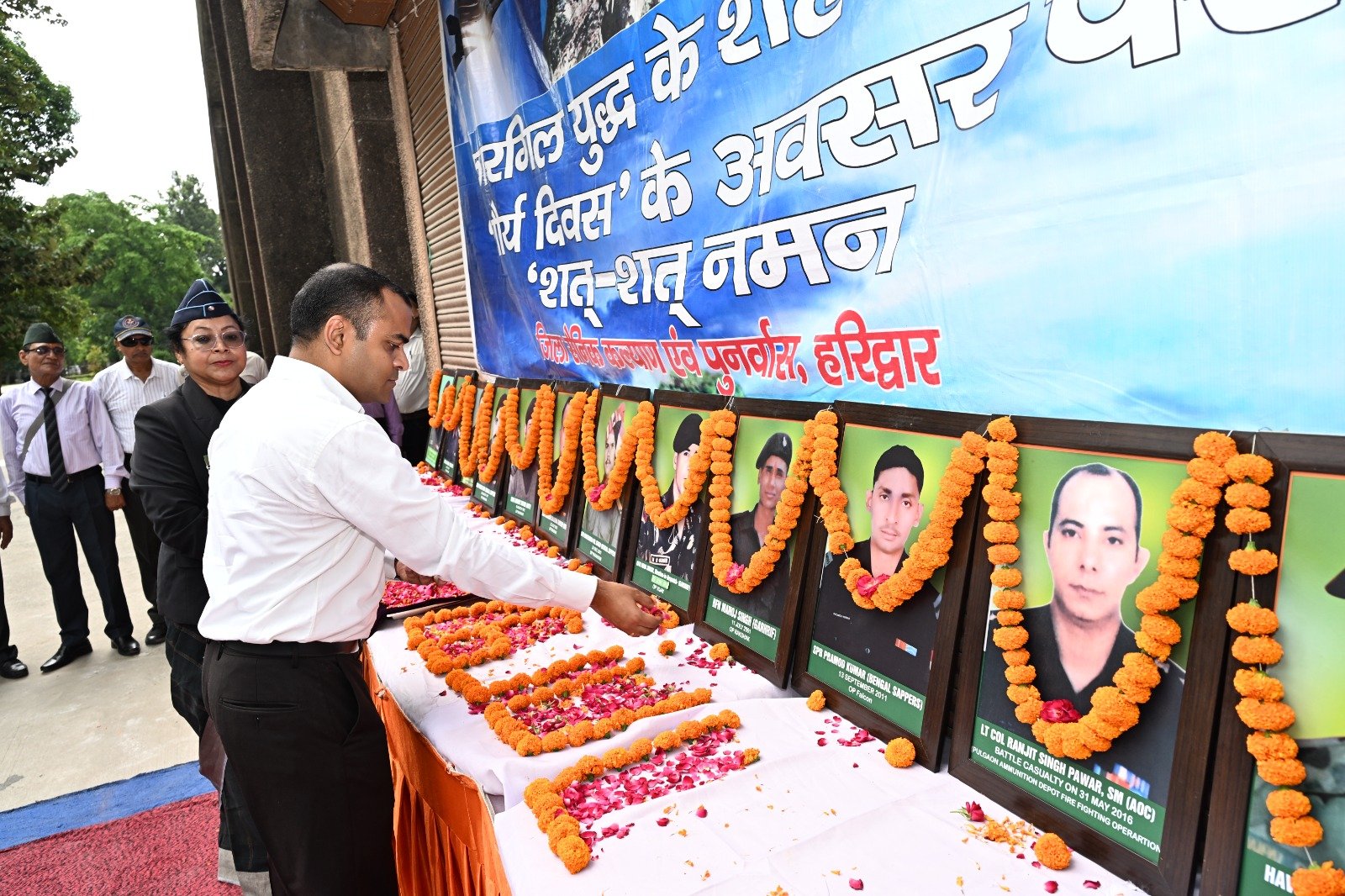 जिलाधिकारी ने कलेक्ट्रेट परिसर में कारगिल शहीद एवं शहीद सैनिकों के चित्रों पर पुष्पांजलि अर्पित कर शहीदों को नमन किया