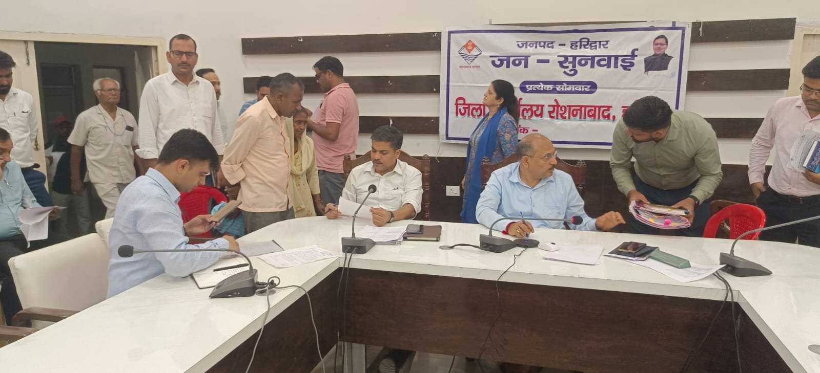 जनपदवासियों की समस्याओं को त्वरित निस्तारण के उदेश्य से जिलाधिकारी मयूर दीक्षित के निर्देशन मे मुख्य विकास अधिकारी डॉ ललित नारायण मिश्र की अध्यक्षता में आयोजित किया जन सुनवाई कार्यक्रम