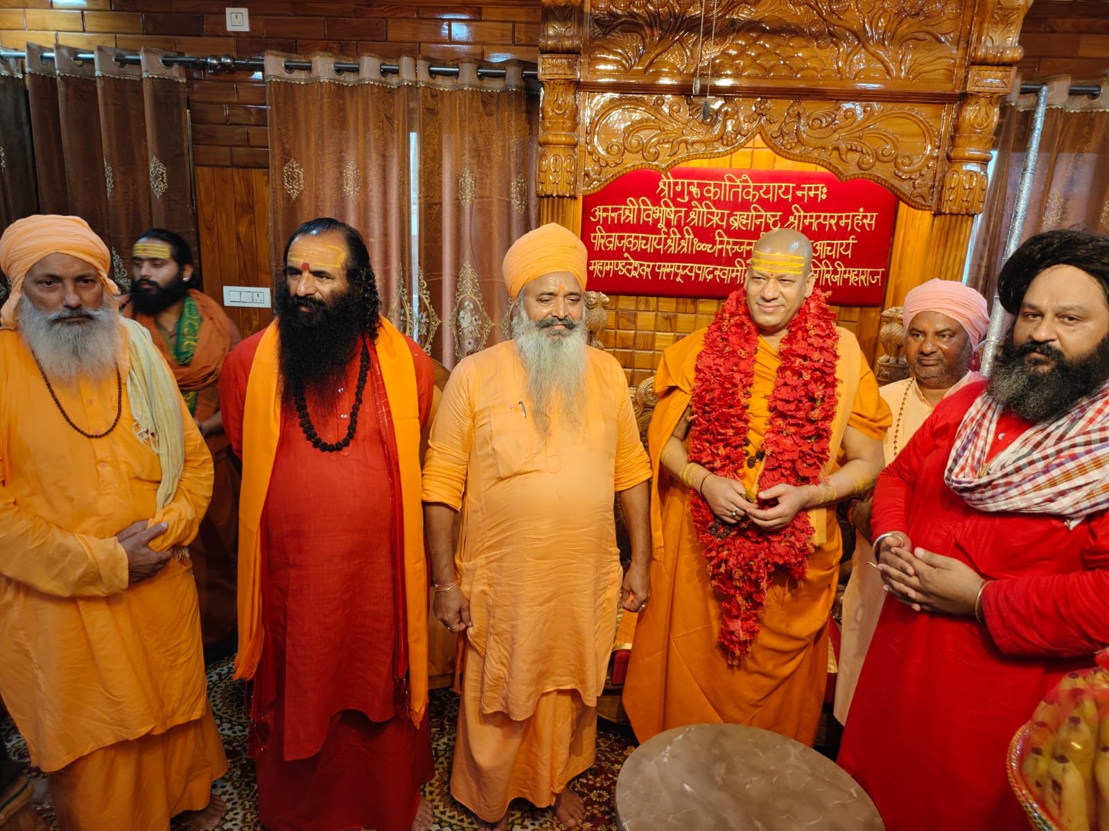 निरंजन पीठाधीश्वर स्वामी कैलाशानंद गिरी व अखाड़ा परिषद अध्यक्ष श्रीमहंत रविंद्रपुरी से मिले श्री पंचायती अखाड़ा नया उदासीन के संत