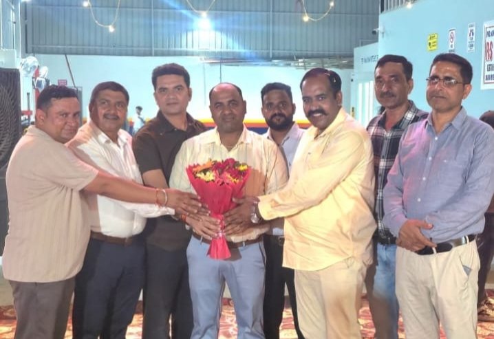 भाजपा जिला महामंत्री आशुतोष चौधरी ने नए प्रतिष्ठान की शुभकामनाएं दी 