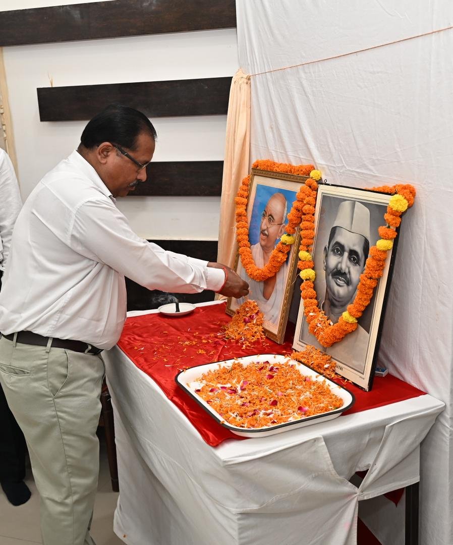 राष्ट्रपिता महात्मा गांधी तथा देश के पूर्व प्रधान मंत्री स्व0 लाल बहादुर शास्त्री जी की जयन्ती जनपद में धूमधाम से मनाई गई