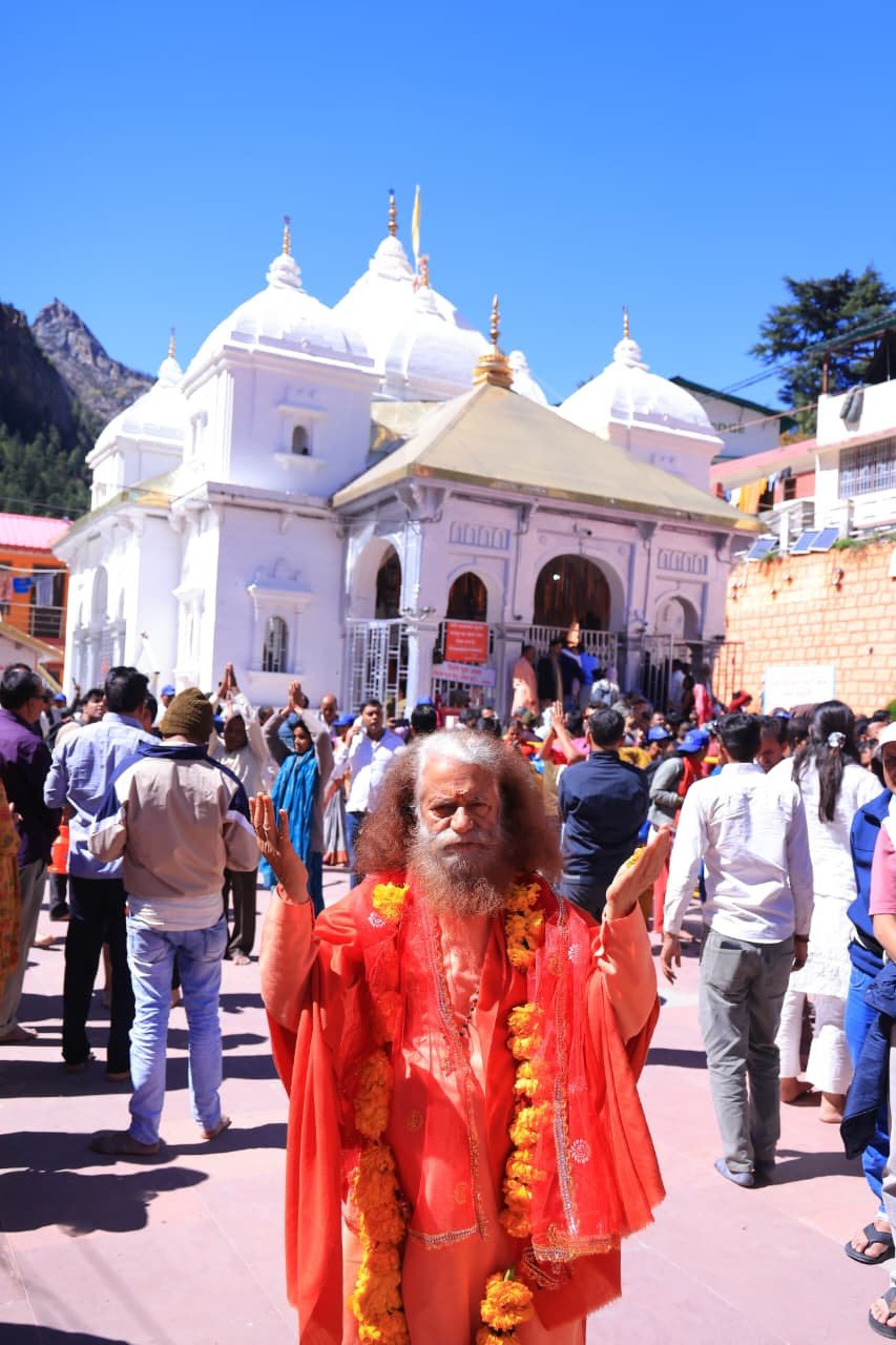 परमार्थ पीठाधीश्वर, पूज्य स्वामी चिदानन्द सरस्वती जी और डा साध्वी भगवती सरस्वती जी ने गंगोत्री धाम के किये दर्शन