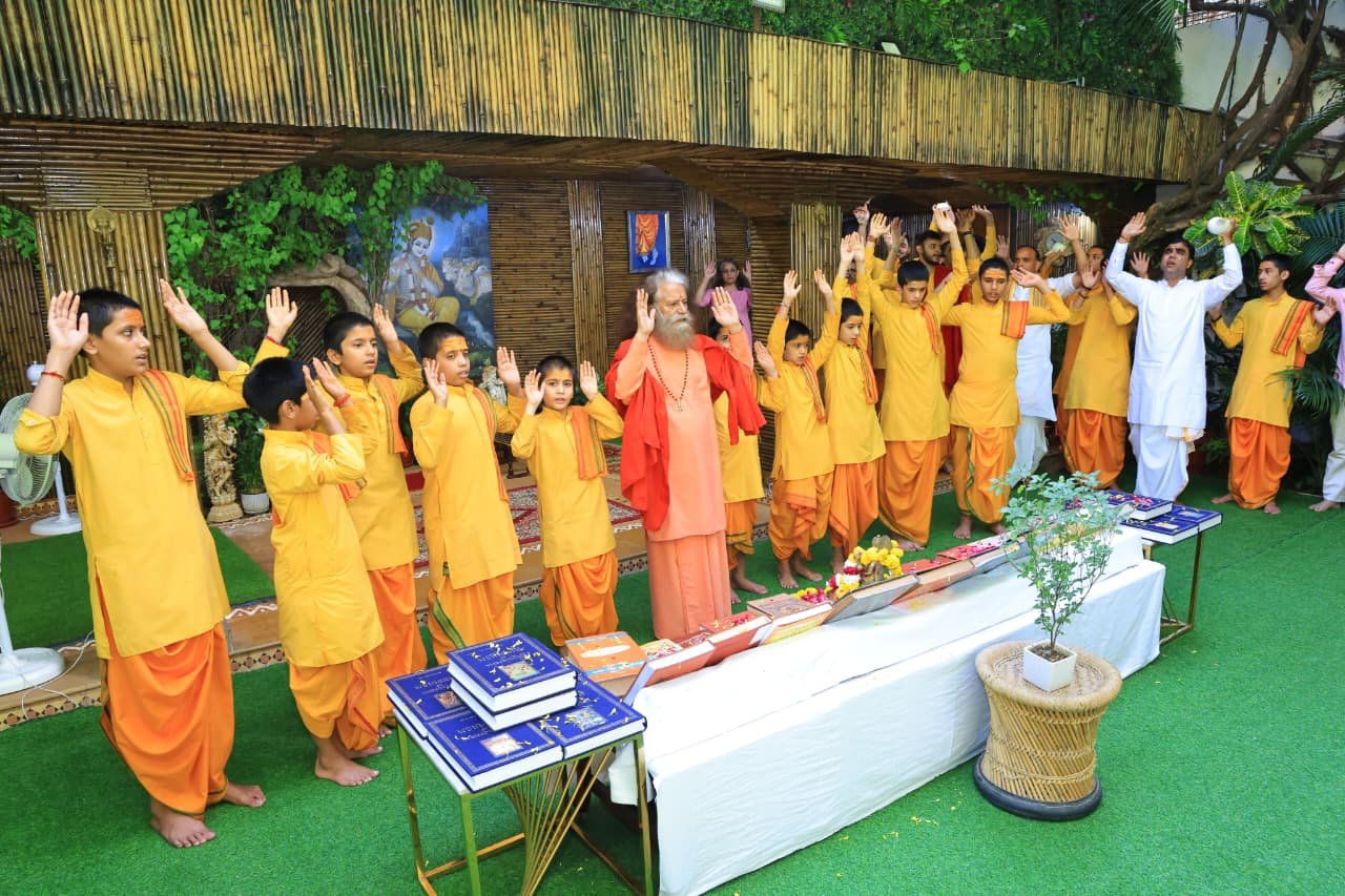 परमार्थ पीठाधीश्वर, पूज्य स्वामी चिदानन्द सरस्वती जी ने गुरुकुलों में शास्त्र पूजन की परंपरा को जीवंत रखने का किया आह्वान