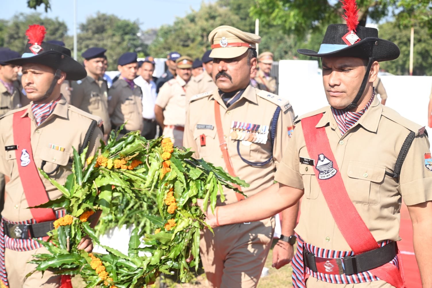 कर्तव्य पथ पर अपना बलिदान देने वाले पुलिस कर्मियों को श्रद्धांजलि देने एक मंच पर एकत्रित हुए हरिद्वार पुलिस के जवान
