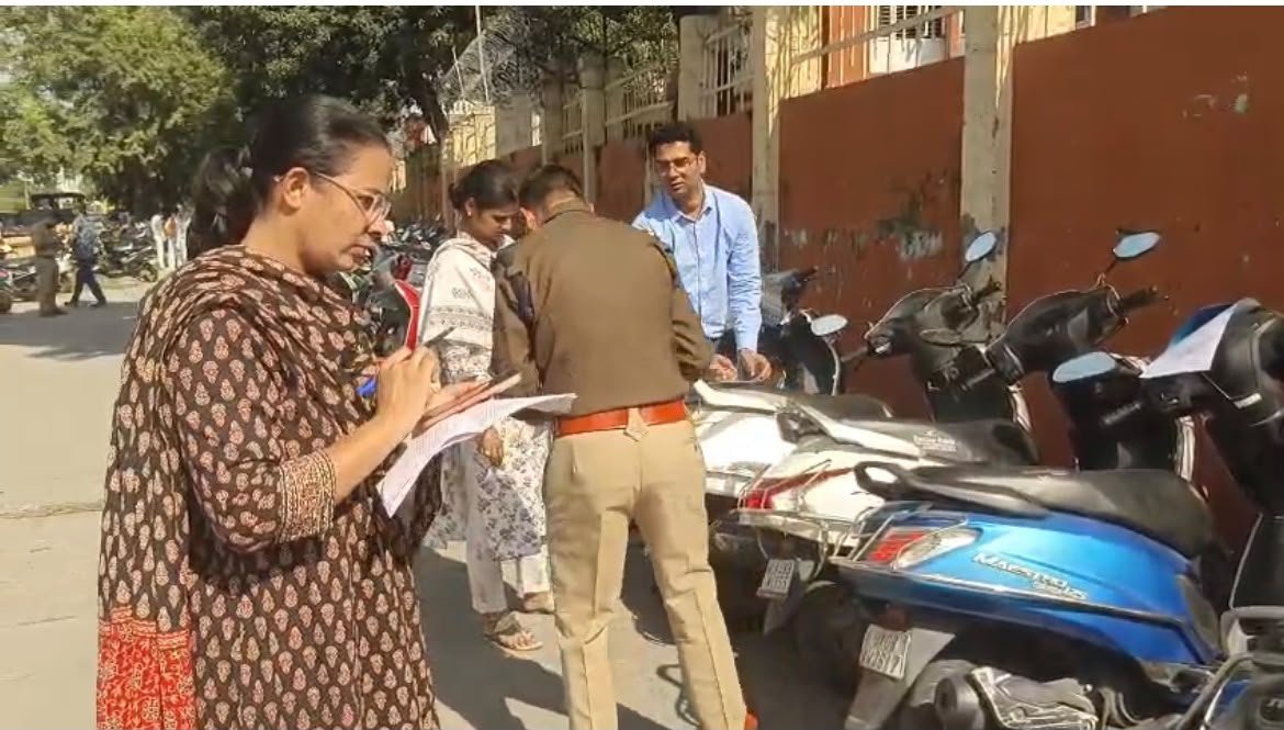 जिलाधिकारी मयूर दीक्षित के निर्देश पर विद्यालयों के आसपास परिवहन विभाग का विशेष प्रवर्तन अभियान, नाबालिगों द्वारा वाहन संचालन पर सख्ती